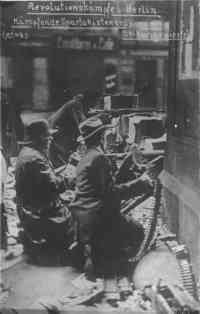 [Postkarte: K�pfende Spartakisten im Zeitungsviertel, 1919]