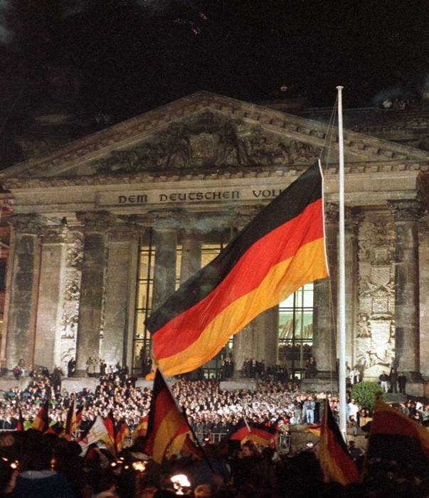 19901003_junge_Sportler_hissen_deutsche_Flagge_vor_dem_Reichstag.jpg